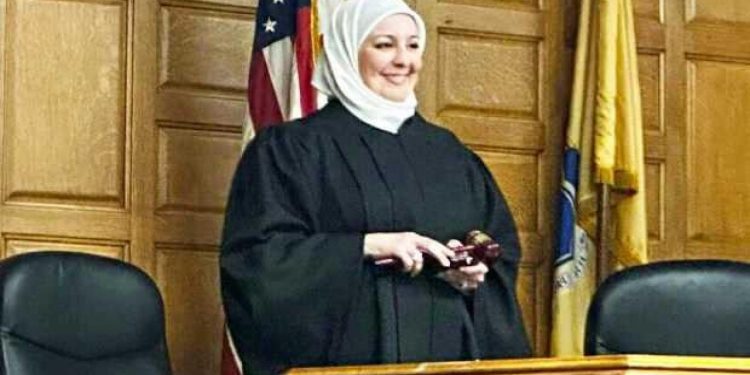 ABD’nin ilk başörtülü yargıcı, Kur’an-ı Kerim’e el basıp görevine başladı