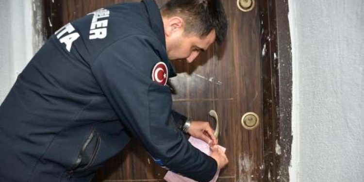 Aktif fay hatlarının olduğu Manisa’da taşıyıcı kolonu kesilen bina mühürlendi