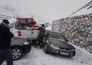 Buz pistine dönen yolda 20’ye yakın araç birbirine girdi