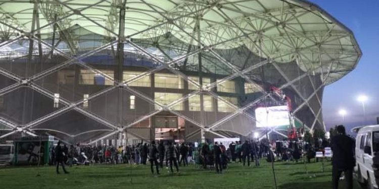 Cezaya rağmen takımlarını yalnız bırakmadılar!