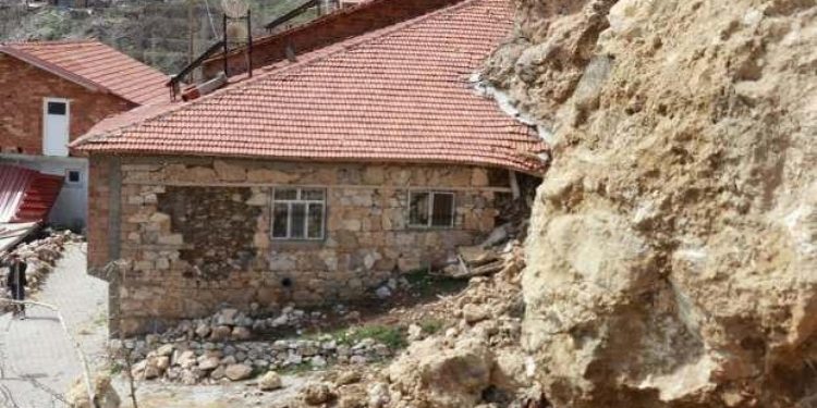 Dağlardan kopan dev kayalar evlere ağır hasar verdi