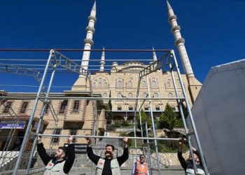 Depremde hasar gören Abdülhamit Han Camisi, cemaatini çadırlarda ağırlayacak