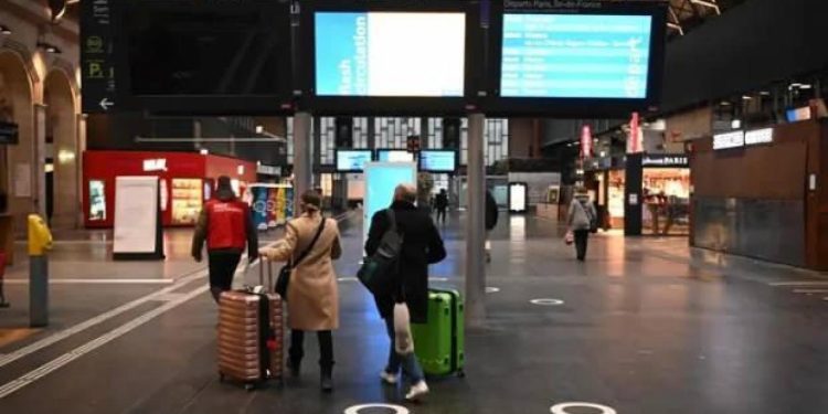 Fransa’da hayat durdu: Kitlesel grev başladı