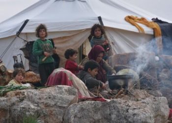 İdlib’de su ve çamur altında kalan kampta çaresiz bekleyiş sürüyor