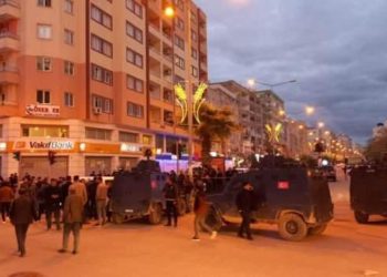 Kırmızı ışıkta bekleyen araca silahlı saldırı: 2 ölü, 1 yaralı