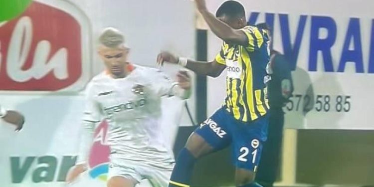 Kısa sürede gündem oldu! Alanya’da tartışılan kırmızı kart pozisyonu