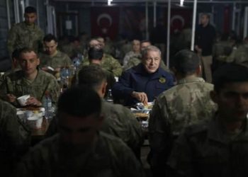 Milli Savunma Bakanı Akar, ilk iftarı Mehmetçik ile yaptı