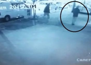 Öldürdüğü doktora zorla para çektirdiği görüntüler ortaya çıktı