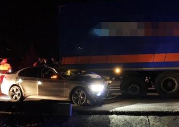 Otomobil kamyona çarptı: 1 ölü 1 yaralı