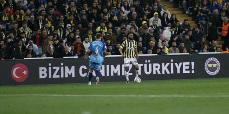 Rus taraftarlar taşkınlık çıkardı! Futbolcular arasında gerginlik yaşandı