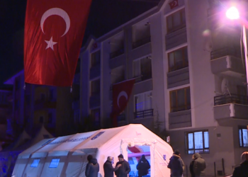 Şehidin Ankara’daki evi Türk bayraklarıyla donatıldı