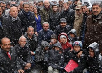 Süleyman Soylu Hakkari’de kar yağışı altında esnafı ziyaret etti