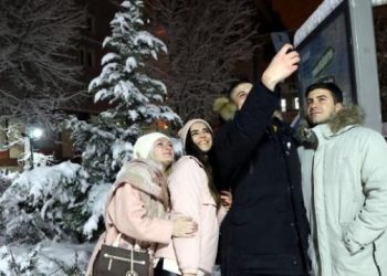 Van’da kar yağışı İranlı turistler için eğlence kaynağı oldu