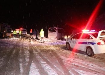 Yolcu otobüsü iş makinesine çarptı! Yaralılar var…