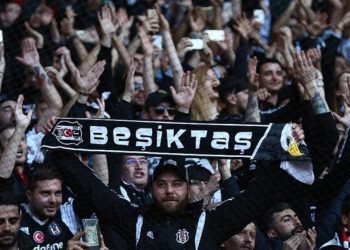 Beşiktaş taraftarından yönetime protesto!