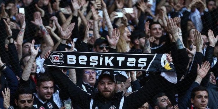 Beşiktaş taraftarından yönetime protesto!