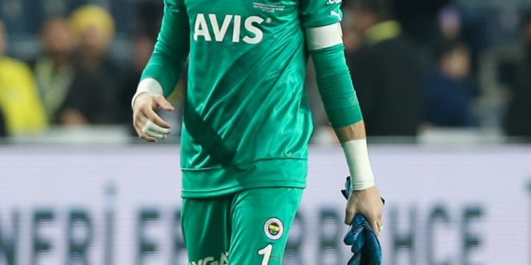 Manchester United, Altay Bayındır’ın kararını bekliyor