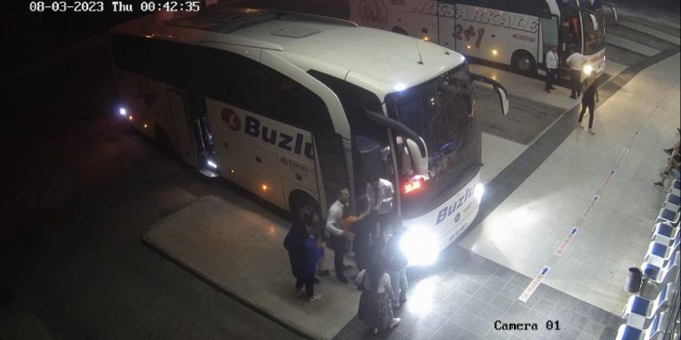 Muavin tartıştığı yolculara plastik çekiçle saldırdı! O anlar kamerada