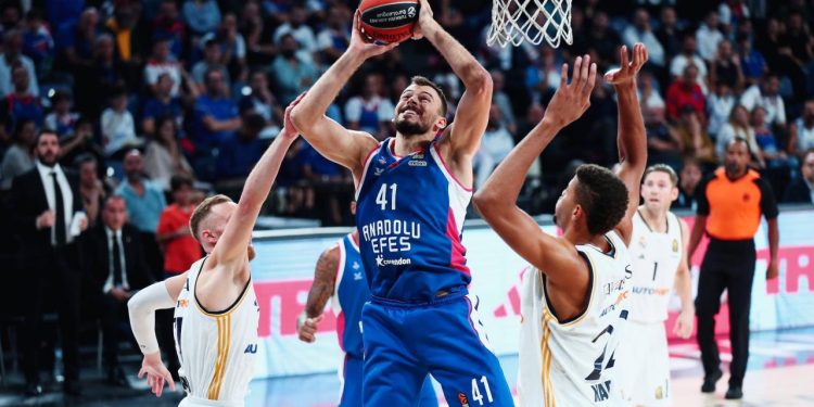Anadolu Efes, Euroleague’de ilk galibiyeti için parkeye çıkıyor