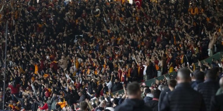 Galatasaray, Manchester United’a taraftarından özür diletti